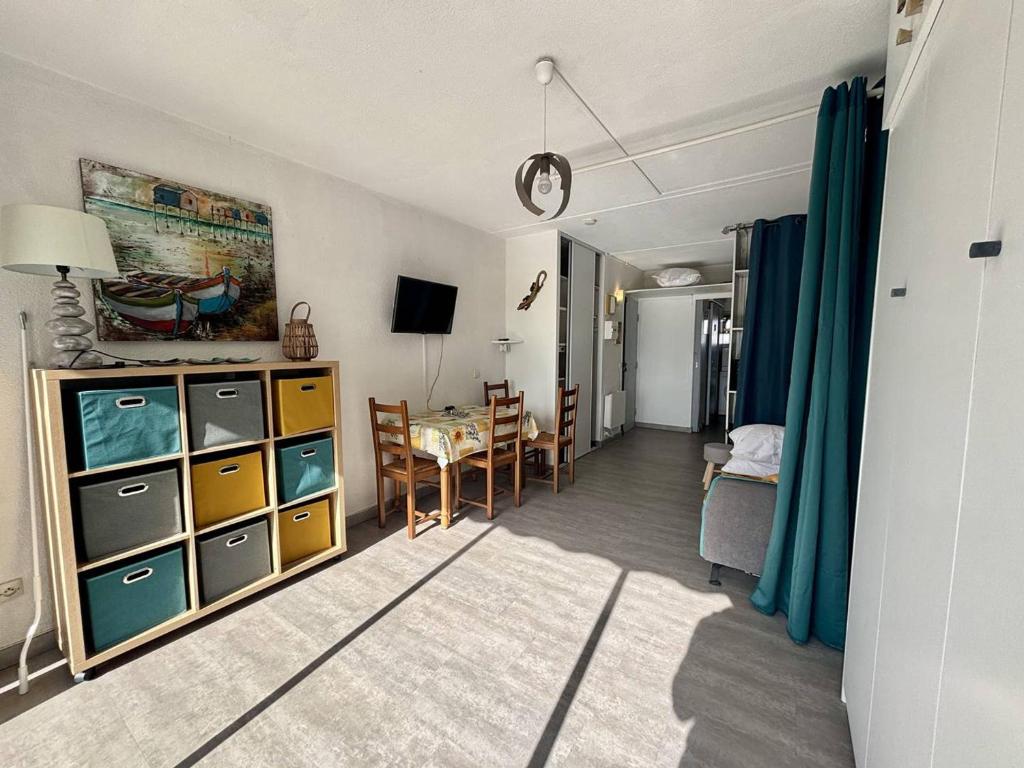 un salon avec une table et une salle à manger dans l'établissement Studio lumineux avec terrasse, parking - 4 pers à Argelès-sur-Mer - FR-1-388-232, à Argelès-sur-Mer