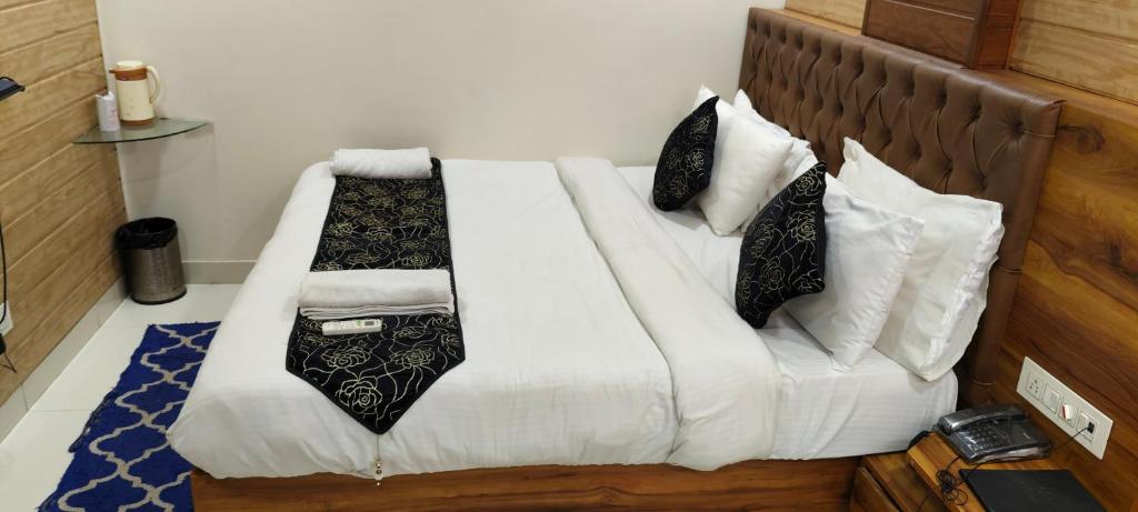 Postel nebo postele na pokoji v ubytování The Paramont Plaza IGI Airport New Delhi