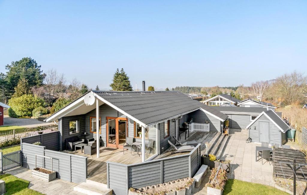 una casa modular con terraza y casa en 3 Bedroom Awesome Home In Haderslev, en Haderslev