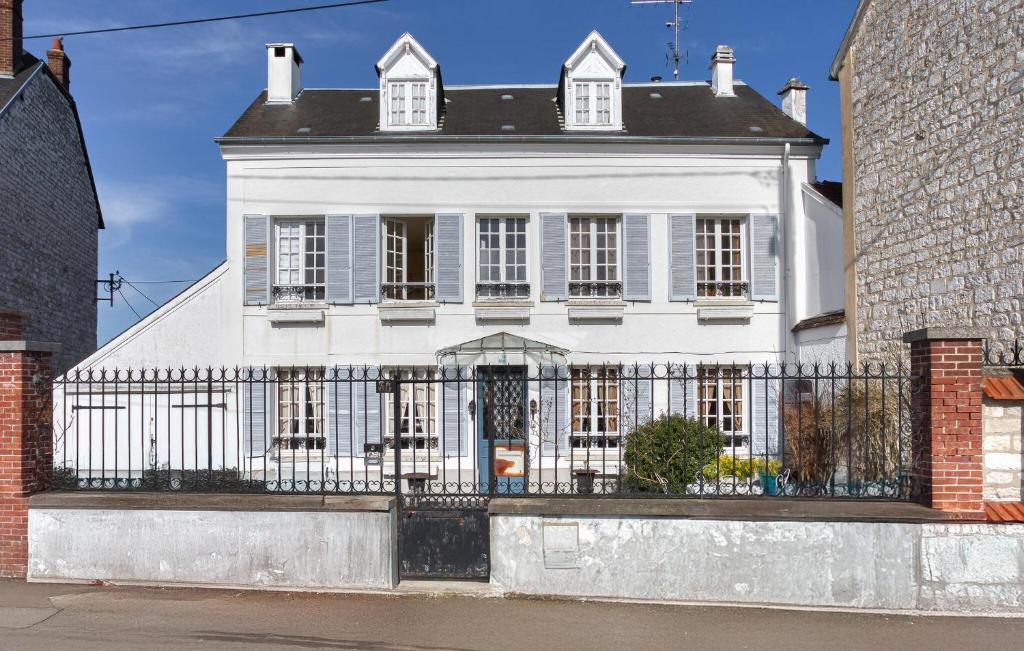 ヴェルノンにある3 Bedroom Awesome Home In Vernonの白い家