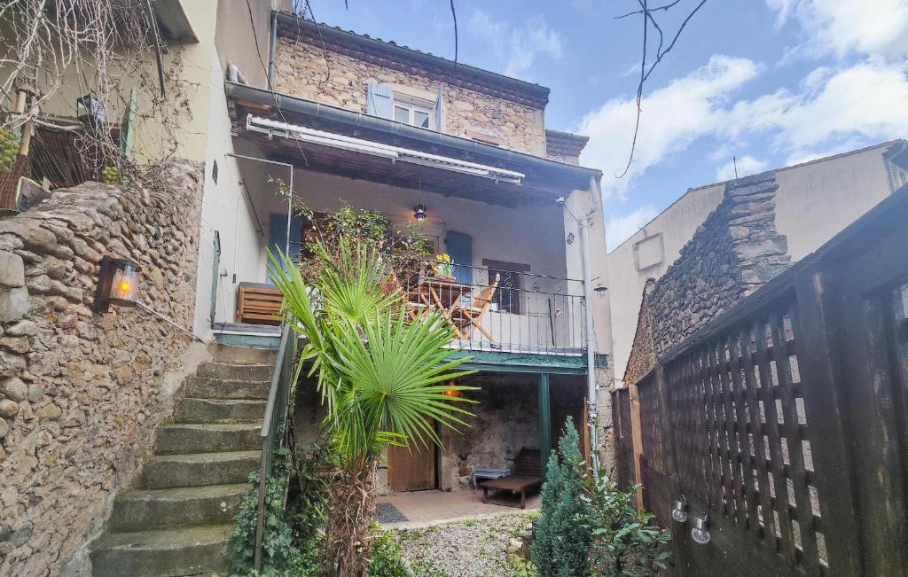 Hérépianにある2 Bedroom Beautiful Home In Hérépianの階段を上って家屋に通じる建物