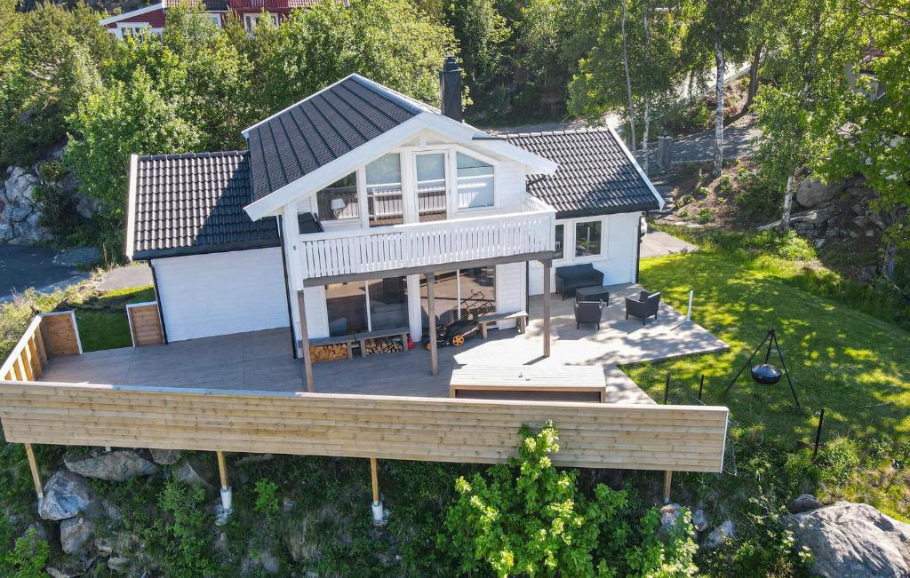 an overhead view of a house with a deck at 4 Bedroom Cozy Home In Lindesnes in Svenevik