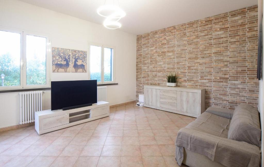 Μια τηλεόραση ή/και κέντρο ψυχαγωγίας στο Cozy Home In Cecina With Wifi
