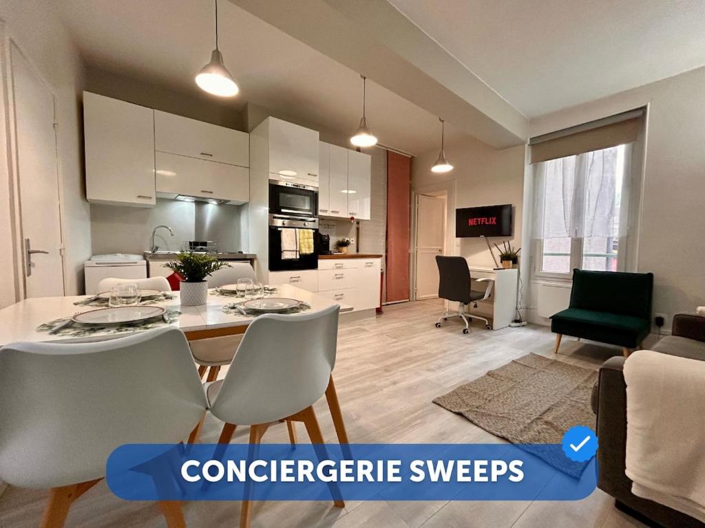 a kitchen and living room with a table and chairs at Rue piétonne - 4 pers - Proche place du marche in Fontainebleau