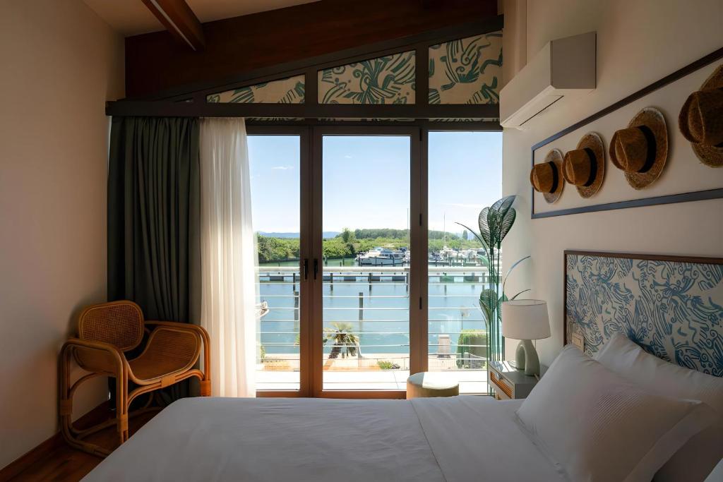 Postel nebo postele na pokoji v ubytování HOTIDAY Room Collection - Grado