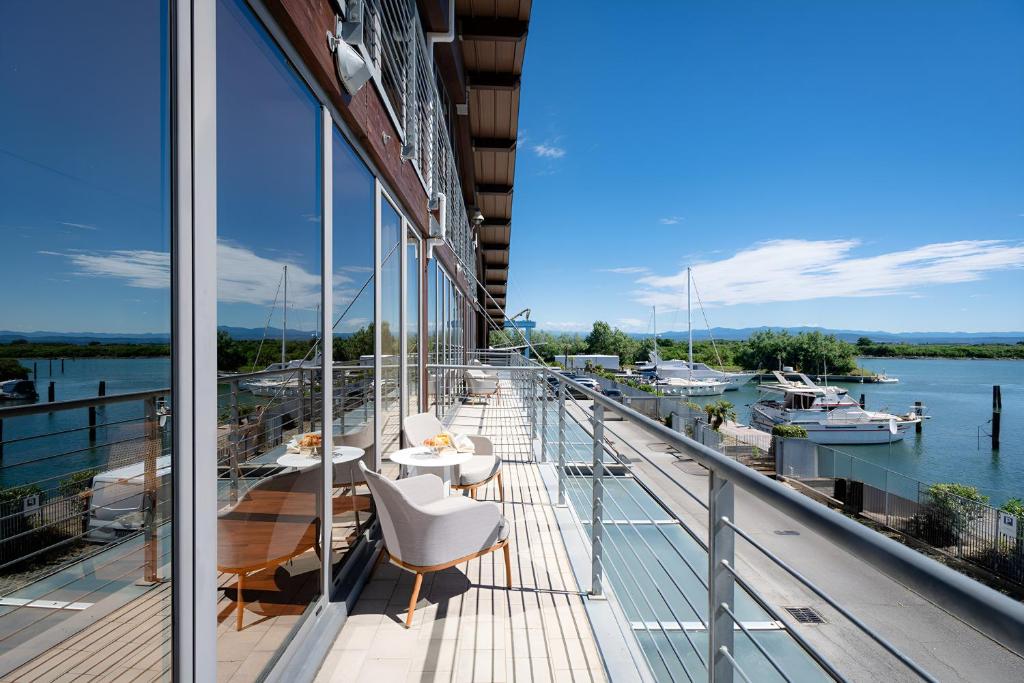 Výhled na řeku, která protéká v blízkosti hotelu