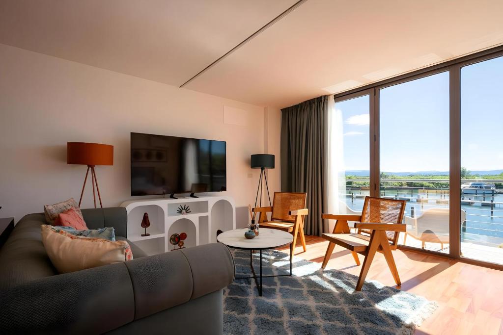 TV a/nebo společenská místnost v ubytování HOTIDAY Room Collection - Grado