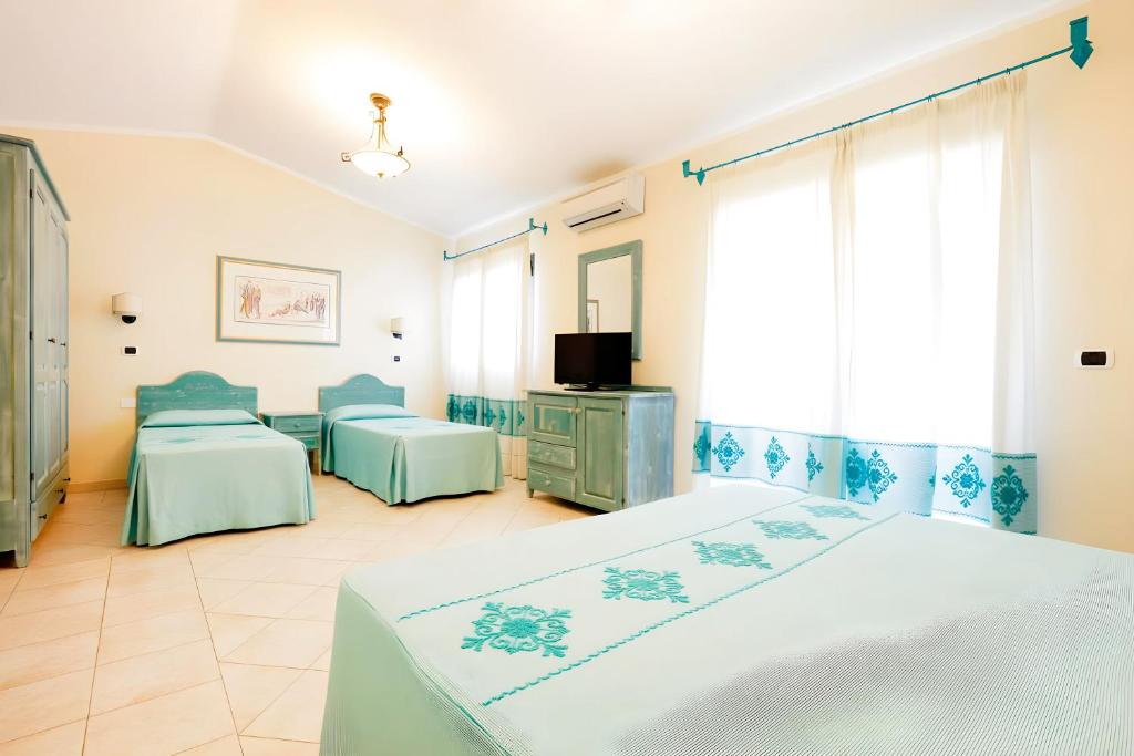 Postel nebo postele na pokoji v ubytování HOTIDAY Room Collection - Golfo Aranci