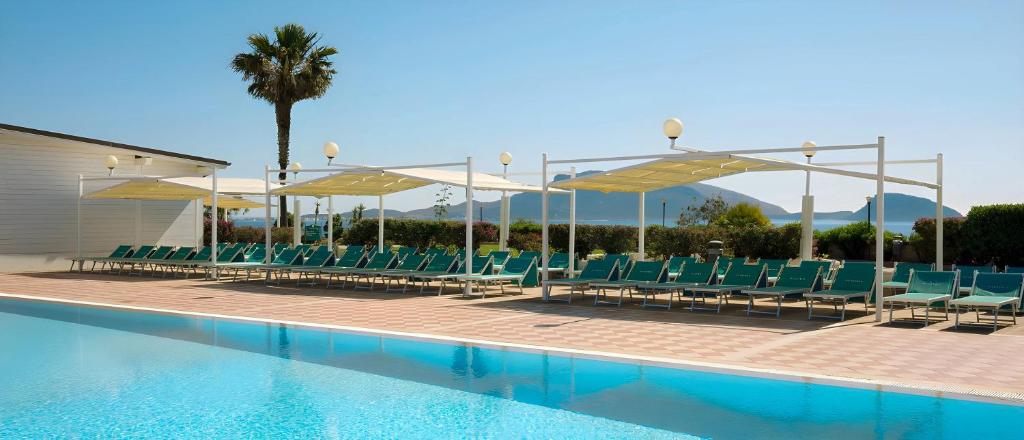 Bazén v ubytování HOTIDAY Room Collection - Golfo Aranci nebo v jeho okolí