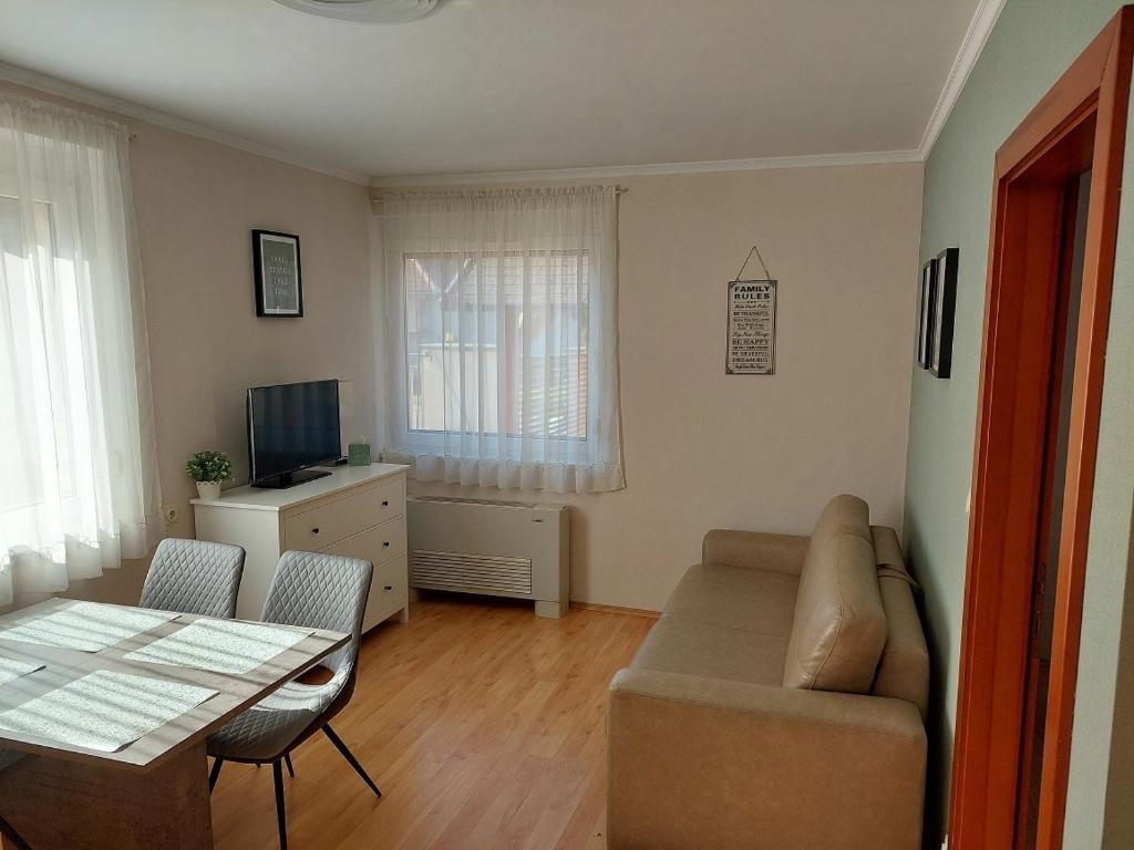 TV a/nebo společenská místnost v ubytování Elek Apartmanház