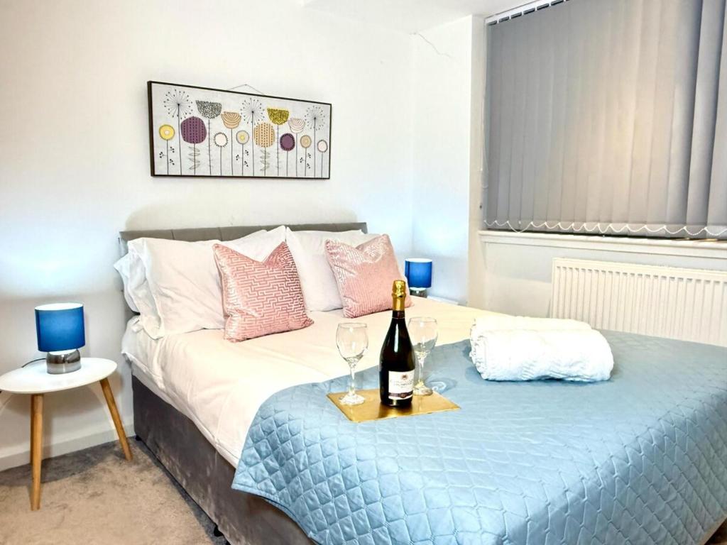 Postel nebo postele na pokoji v ubytování Hazel 1-Bedroom Flat, Parking, WIFI, Prime location, Close to Blenheim Palace & Oxford