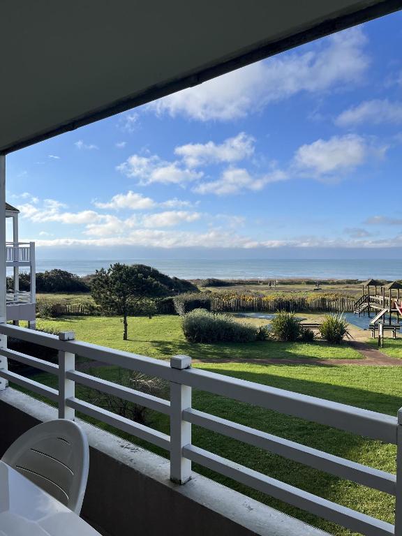 une vue sur l'océan depuis le balcon d'une maison dans l'établissement Appartement Vue Mer - Les Sables d'Olonne, à Les Sables-dʼOlonne