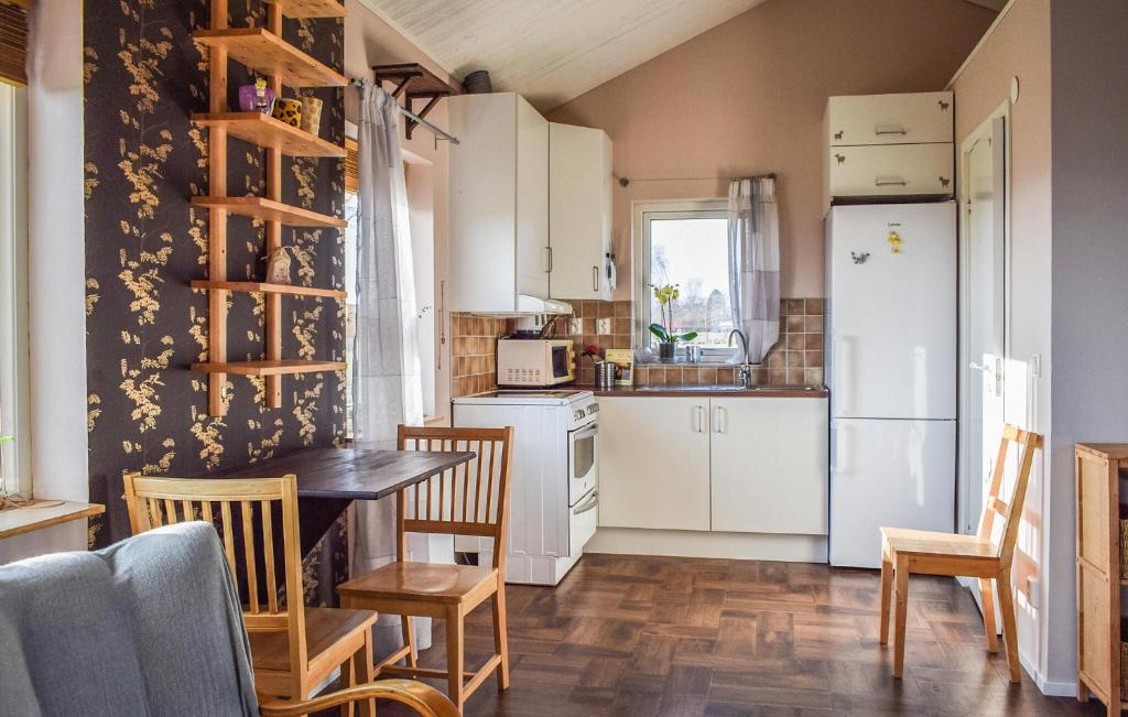 Kuchyň nebo kuchyňský kout v ubytování Cozy Apartment In Eslöv