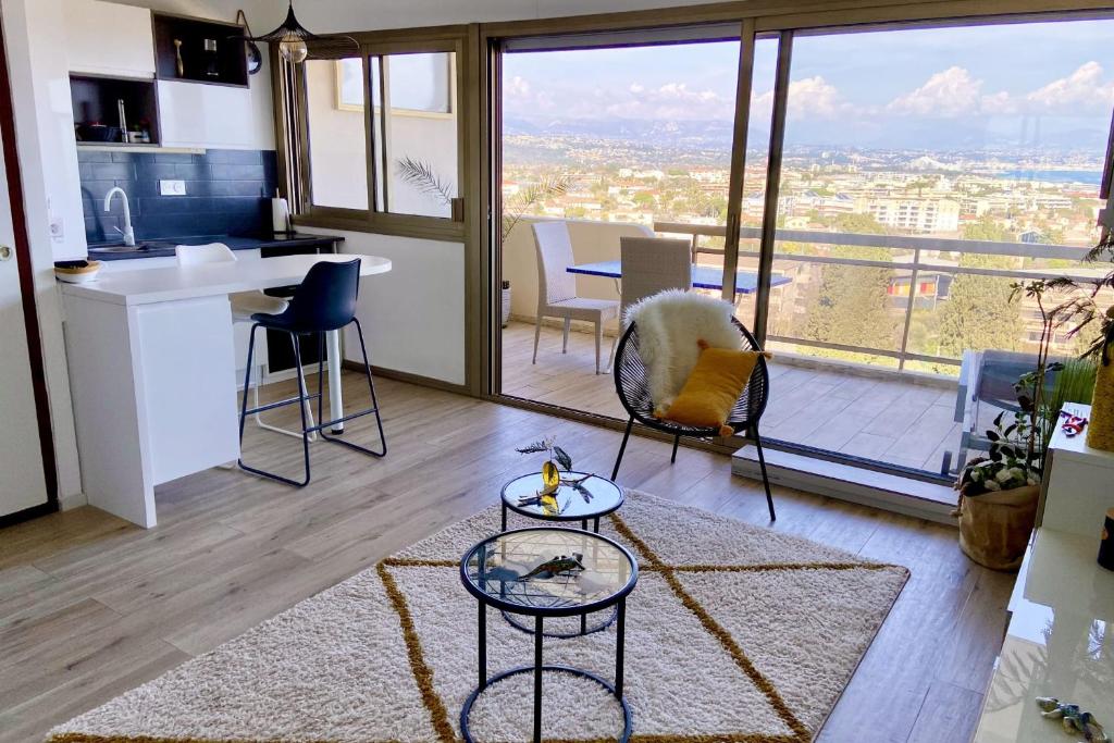 d'une cuisine et d'un salon avec vue sur la ville. dans l'établissement Lovely studio for 2 - panoramic view, à Antibes