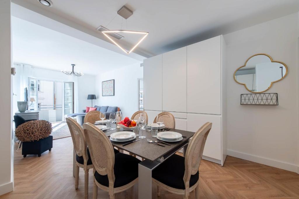 une salle à manger et un salon avec une table et des chaises dans l'établissement 3-Br apartment in the Golden Square, à Cannes