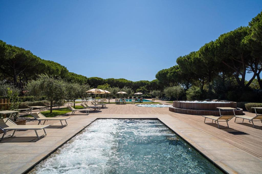 Bazén v ubytování HOTIDAY Lodge Orbetello nebo v jeho okolí