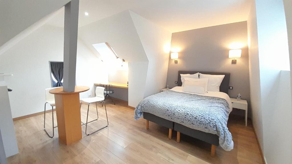 une chambre avec un lit et un bureau dans une pièce dans l'établissement A1 chambre double au domaine de Treuillaud avec piscine, à Villers-les-Ormes