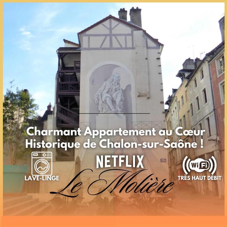un panneau sur le côté d'un bâtiment avec une statue dans l'établissement Le Molière 1 chambre avec patio, à Chalon-sur-Saône
