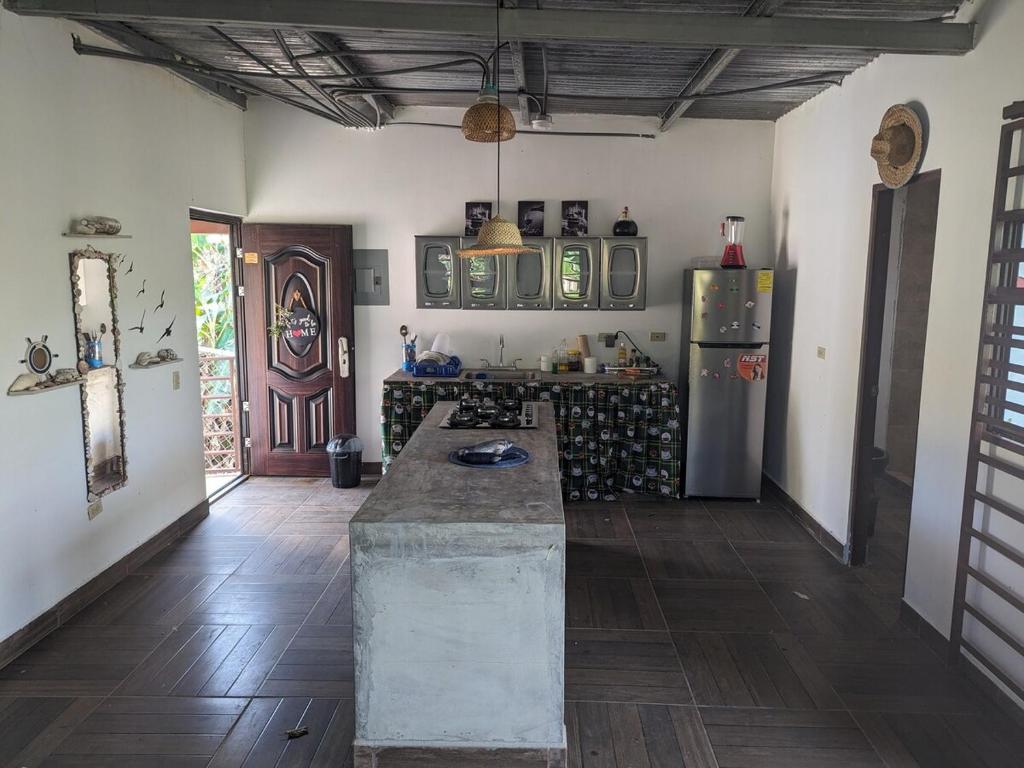 Blue Whale في Pedasí Town: مطبخ مع كونتر وثلاجة