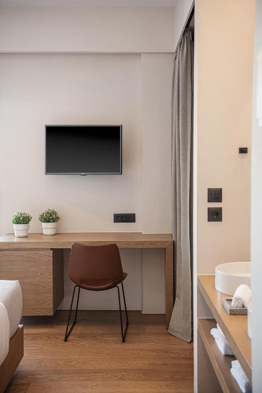 TV a/nebo společenská místnost v ubytování Theofilos City Hotel