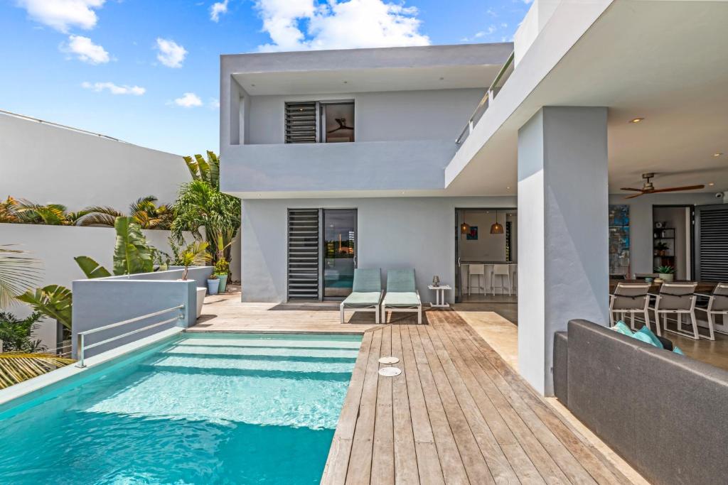 Bazen v nastanitvi oz. blizu nastanitve Brakkeput Abou Villa & Studio near Jan Thiel