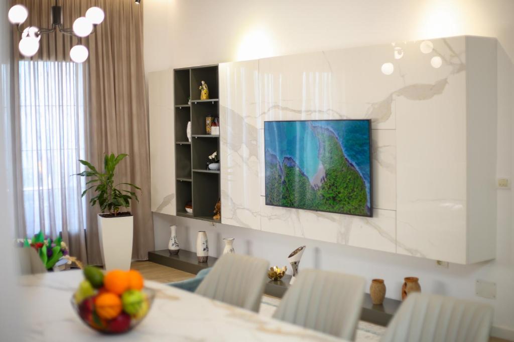 TV a/nebo společenská místnost v ubytování Villa Meminaj