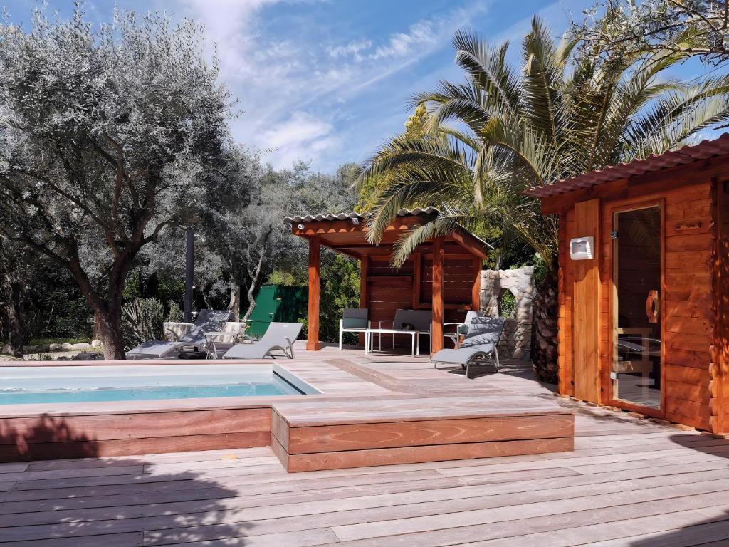 un patio avec une piscine et une maison dans l'établissement La Maison Du Soleil Provence, à Draguignan