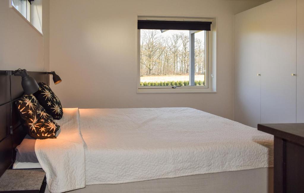 Postel nebo postele na pokoji v ubytování Beautiful Home In Sölvesborg With Wifi