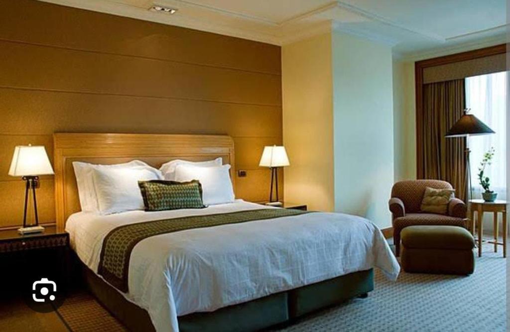 Postel nebo postele na pokoji v ubytování Hotel The Param Grand Regency - 750 Meters From Ram Mandir Ayodhya A Unit of Ramansh Group of Hotels