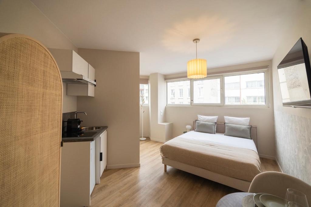 une petite chambre avec un lit et une fenêtre dans l'établissement Studio calme proche de Paris 19 - V, à Le Pré-Saint-Gervais