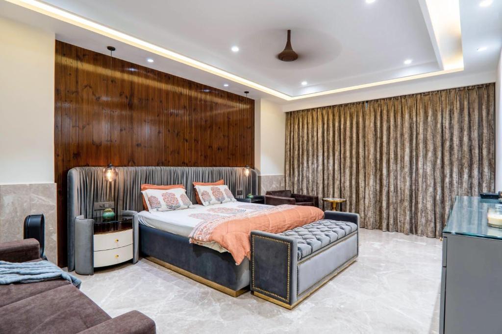 Postel nebo postele na pokoji v ubytování Hotel The Param Grand Regency - 750 Meters From Ram Mandir Ayodhya A Unit of Ramansh Group of Hotels