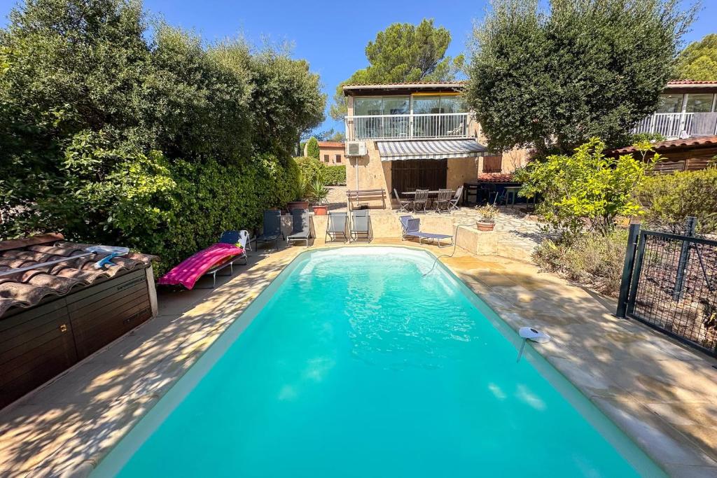 une piscine dans l'arrière-cour d'une maison dans l'établissement Villa 7 guests at 10 min from the beach - Fréjus, à Fréjus