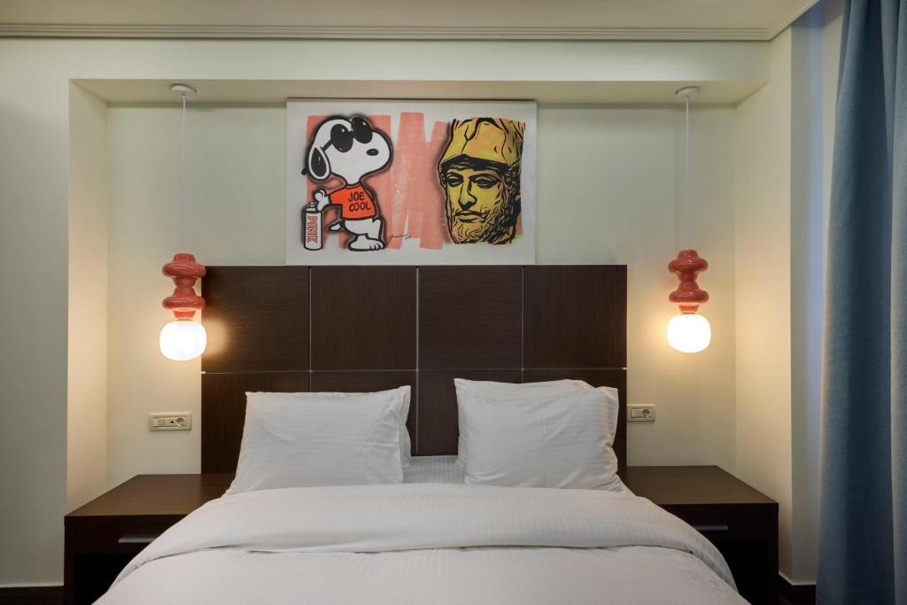 Rúm í herbergi á Athens Way Pop Art Hotel