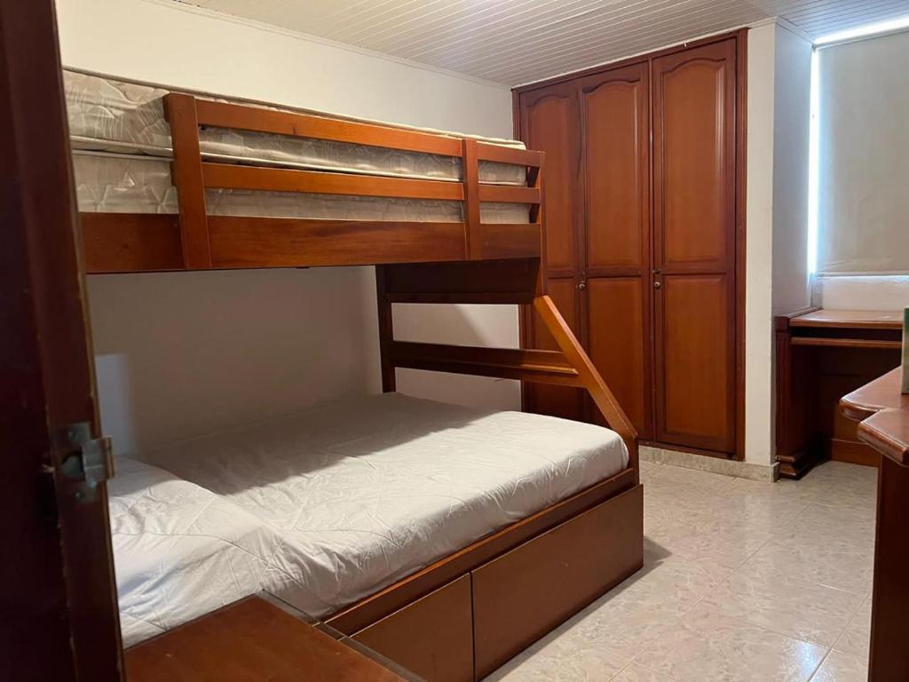 due letti a castello in una stanza con finestra di Casa grande y lujosa a Valledupar