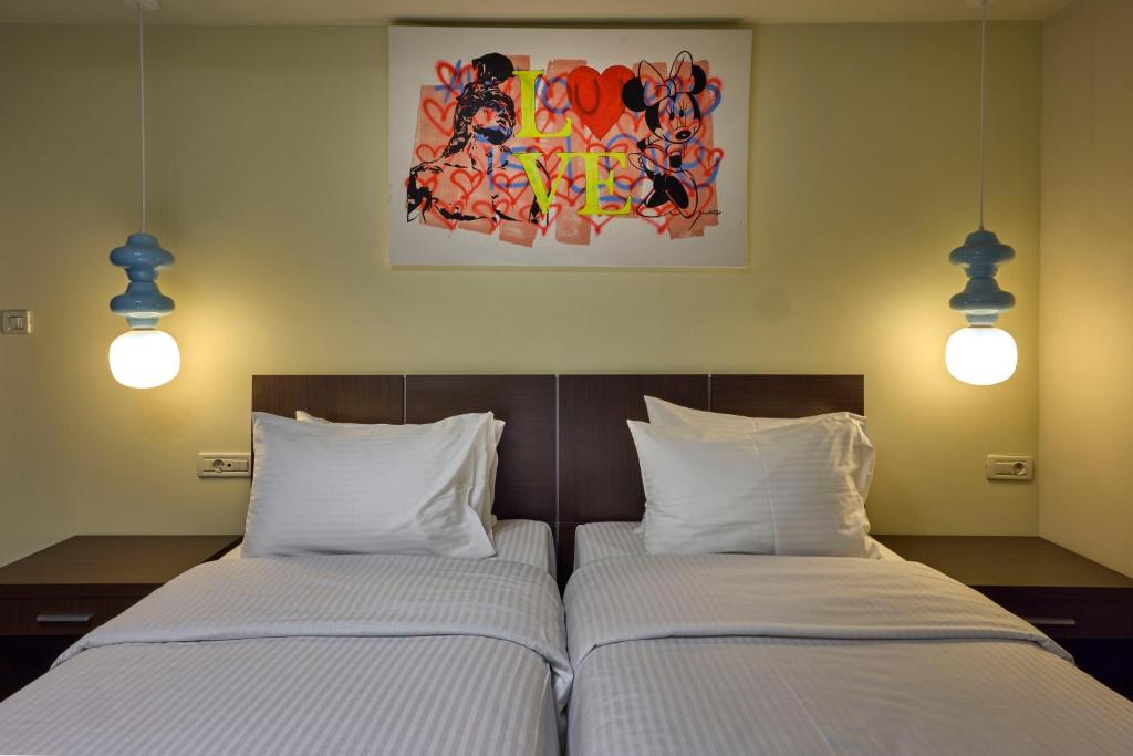 Rúm í herbergi á Athens Way Pop Art Hotel