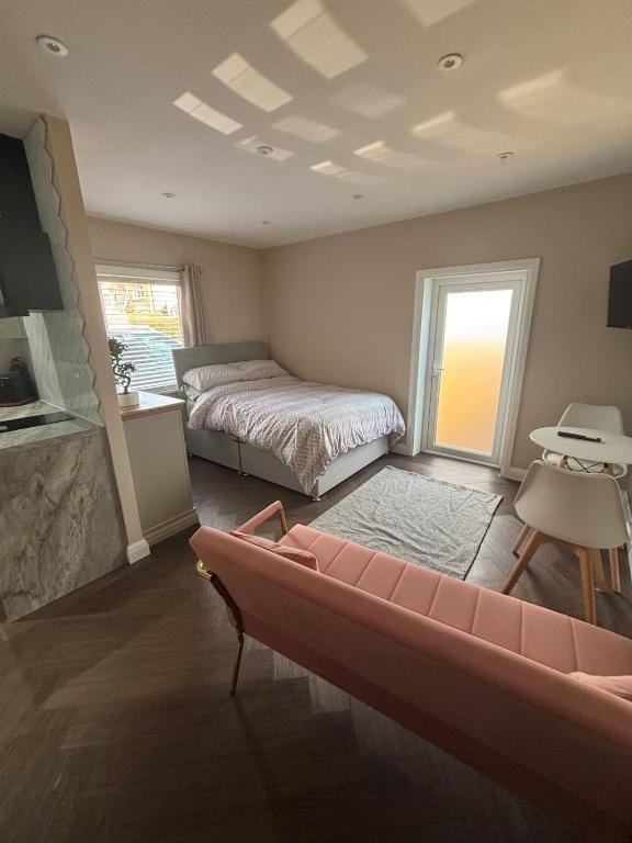 Postel nebo postele na pokoji v ubytování 1 double bed studio with private access and parking