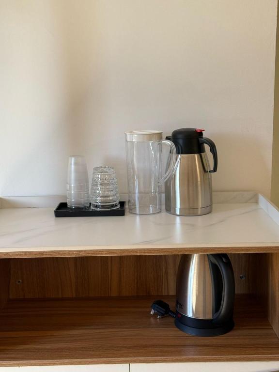 Příslušenství pro přípravu čaje a kávy v ubytování Hotel Ivory Papar