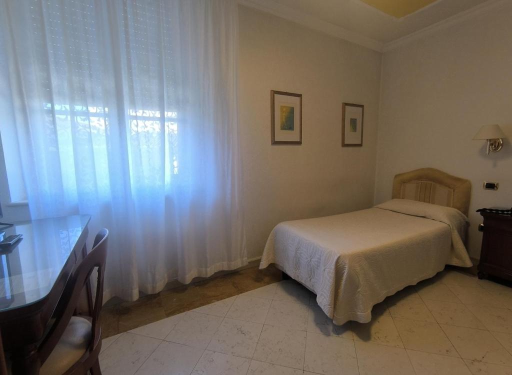 Postel nebo postele na pokoji v ubytování Mariano IV Palace Hotel