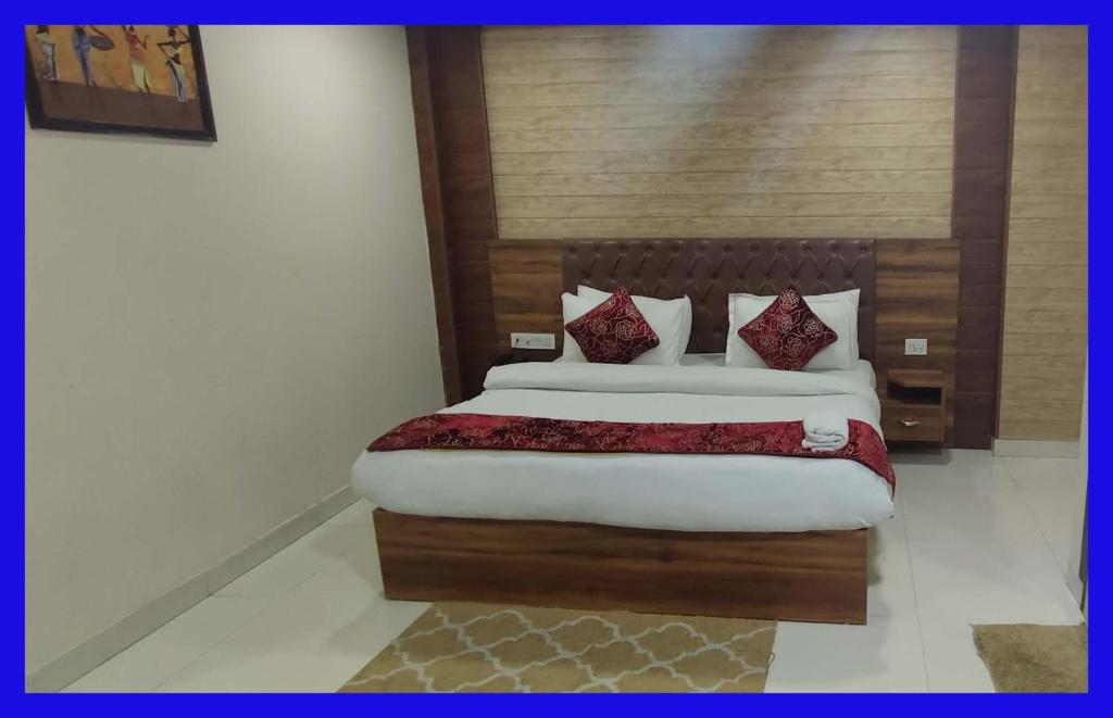 Postel nebo postele na pokoji v ubytování The Paramont Plaza IGI Airport New Delhi