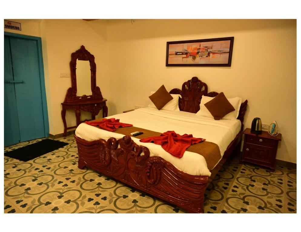 Un dormitorio con una cama grande en una habitación. en Baga Villa "4 BHK Villa with Private Pool", en Baga