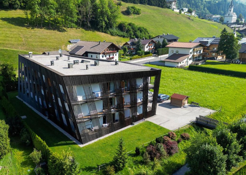 z góry widok na budynek na wzgórzu w obiekcie Apartments Dolomit-Royal w mieście Sillian