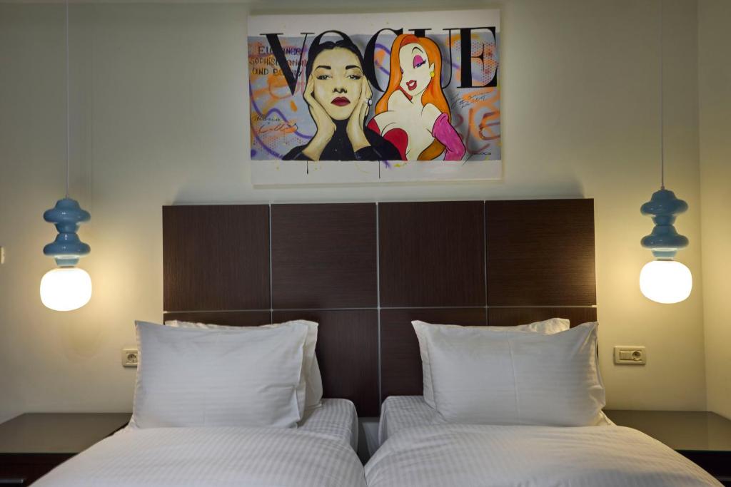 Rúm í herbergi á Athens Way Pop Art Hotel