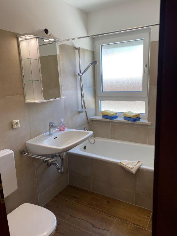 Koupelna v ubytování Ferienwohnanlage Oberaudorf B 3 mit Hallenbad und Sauna