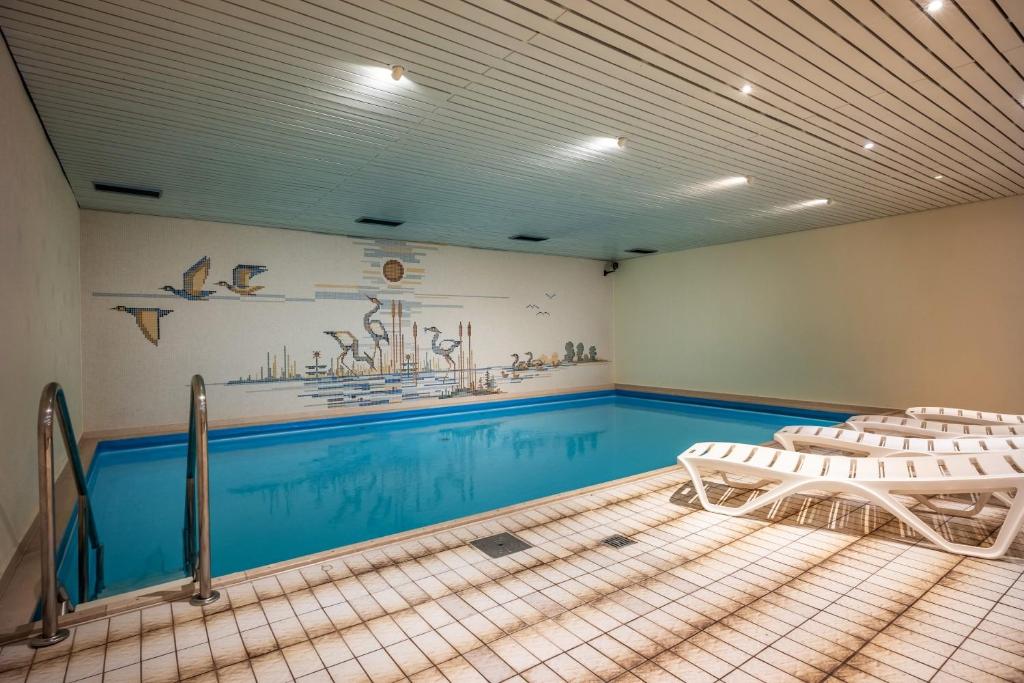 Bazén v ubytování Ferienwohnanlage Oberaudorf B 3 mit Hallenbad und Sauna nebo v jeho okolí