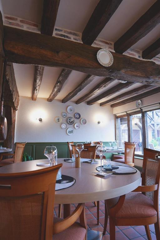 une salle à manger avec une table et des chaises dans l'établissement Auberge Du Cheval Blanc - Teritoria, à Selles-Saint-Denis