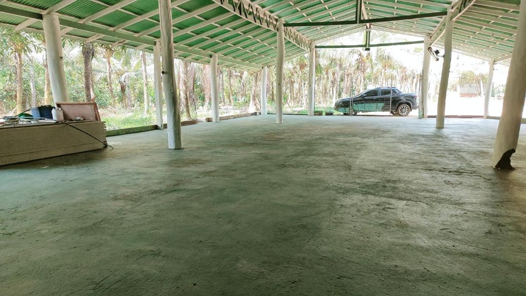 eine leere Garage mit einem Auto im Hintergrund in der Unterkunft Casa de campo GN in Acará
