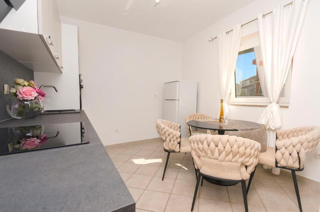 Kuchyň nebo kuchyňský kout v ubytování Apartments Ani