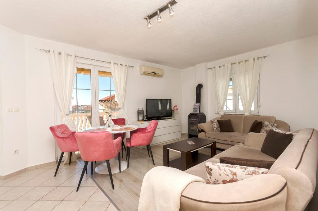 TV a/nebo společenská místnost v ubytování Apartments Ani