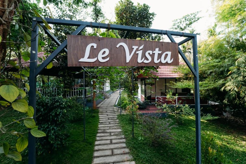 Aed väljaspool majutusasutust Le Vista Resort