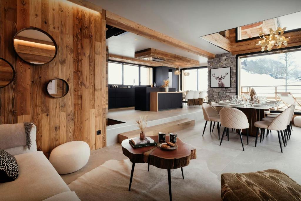 Una sala de estar con una mesa y un comedor. en Chalet 1786 - OVO Network, en Notre-Dame-de-Bellecombe